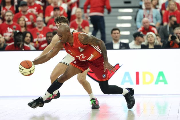 Zachary Ensminger BMA365 Bamberg Baskets, 01 with Isiaha Mike FC Bayern Basketball, 22 , GER, FC Bayern Basketball vs BMA365 Bamberg Baskets, Basketball, BBL Cup, BMW TOP FOUR, Semi-final, 2025 2026 season, 21 02 2026, GER, FC Bayern Basketball vs BMA365 Bamberg Baskets, Basketball, BBL Cup, BMW TOP FOUR, Semi-final, 2025 2026 season, 21 02 2026 Munich Copyright: xEibner-Pressefoto JennixMaulx EP_JML