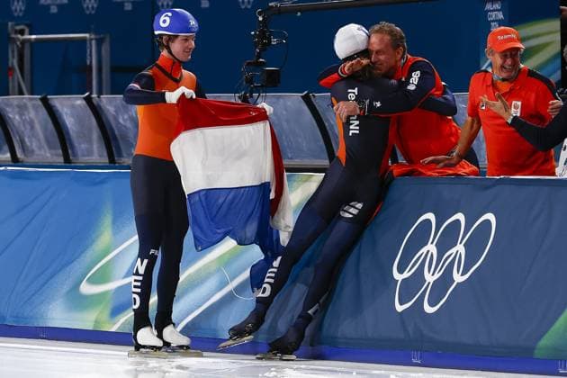 MILAN , 21-02-2026 , Milano Speed skating, Eisschnelllauf Stadium , Olympic Winter games, Winterspiele,Spiele, Summer games 2026 - Speed Skating mass start, final men Picture shows Jorrit Bergsma celebrates winning gold with coaches Rintje Ritsma and Jillert Anema and Stijn Van De Bunt Olympic Winter Games 2026 - Speed Skating mass start  x201785545x Copyright: