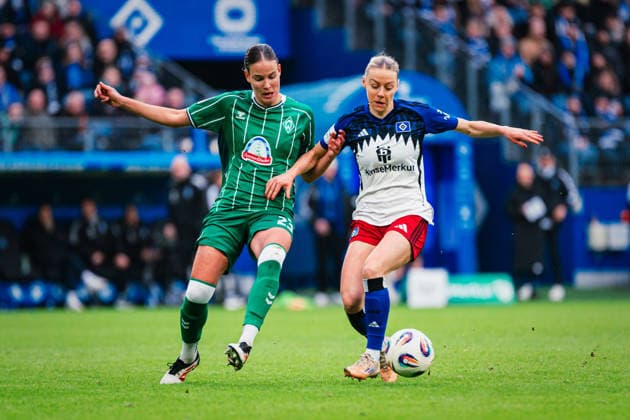 Google Pixel Womens Bundesliga Hamburger SV vs SV Werder Bremen, 21 02 2026 Hanna Németh SV Werder Bremen, 23 vs Sophie Hillebrand Hamburger SV, 22 Soccer, Google Pixel Womens Bundesliga, 19 Matchday Hamburger SV vs SV Werder Bremen on 21 02 2026 at Volksparkstadion, Hamburg DFB REGULATIONS PROHIBIT ANY USE OF PHOTOGRAPHS AS IMAGE SEQUENCES AND OR QUASI VIDEO Copyright: xBEAUTIFULxSPORTS Tonhäuserx