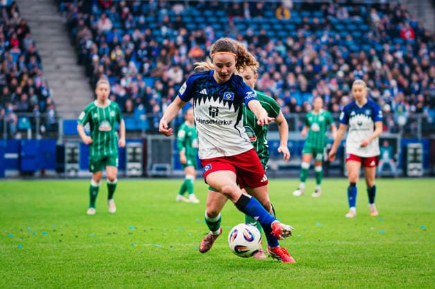 Google Pixel Frauen Bundesliga Hamburger SV vs SV Werder Bremen, 21 02 2026 Melanie Brunnthaler Hamburger SV, 11 am Ball Fußball, Google Pixel Frauen Bundesliga, 19 Spieltag Hamburger SV vs SV Werder Bremen am 21 02 2026 im Volksparkstadion, Hamburg DFB REGULATIONS PROHIBIT ANY USE OF PHOTOGRAPHS AS IMAGE SEQUENCES AND OR QUASI VIDEO Copyright: xBEAUTIFULxSPORTS Tonhäuserx