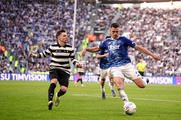 JuventusÕ Francisco Conceicao fights for the ball with ComoÕs Marc-Oliver Kempf during the Serie A soccer match between Juventus and Como at the Allianz Stadium in Turin, north west Italy - Saturday, February 21, 2026. - Soccer .  Copyright: xMarcoxAlpozzi LaPressex
