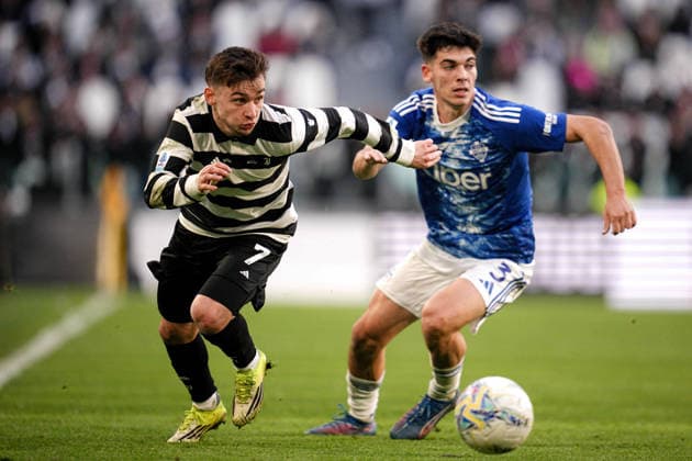 JuventusÕ Francisco Conceicao fights for the ball with ComoÕs Alex Valle during the Serie A soccer match between Juventus and Como at the Allianz Stadium in Turin, north west Italy - Saturday, February 21, 2026. - Soccer .  Copyright: xMarcoxAlpozzi LaPressex
