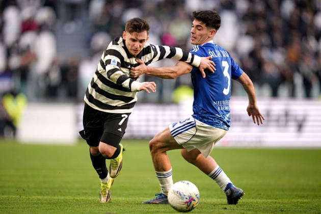 JuventusÕ Francisco Conceicao fights for the ball with ComoÕs Alex Valle during the Serie A soccer match between Juventus and Como at the Allianz Stadium in Turin, north west Italy - Saturday, February 21, 2026. - Soccer .  Copyright: xMarcoxAlpozzi LaPressex