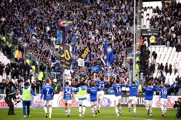 Como celebrate after the Serie A soccer match between Juventus and Como at the Allianz Stadium in Turin, north west Italy - Saturday, February 21, 2026. - Soccer .  Copyright: xMarcoxAlpozzi LaPressex