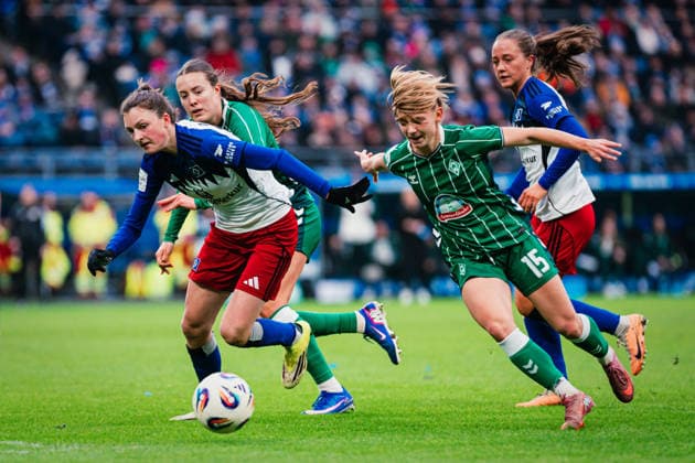 Google Pixel Womens Bundesliga Hamburger SV vs SV Werder Bremen, 21 02 2026 Lotta Wrede Hamburger SV, 32 passes Michelle Weiß SV Werder Bremen, 15 Soccer, Google Pixel Womens Bundesliga, 19 Matchday Hamburger SV vs SV Werder Bremen on 21 02 2026 at Volksparkstadion, Hamburg DFB REGULATIONS PROHIBIT ANY USE OF PHOTOGRAPHS AS IMAGE SEQUENCES AND OR QUASI VIDEO Copyright: xBEAUTIFULxSPORTS Tonhäuserx