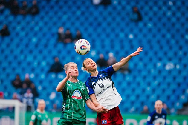 Google Pixel Womens Bundesliga Hamburger SV vs SV Werder Bremen, 21 02 2026 Sophie Hillebrand Hamburger SV, 22 and Michelle Ulbrich SV Werder Bremen, 5 in header duel Soccer, Google Pixel Womens Bundesliga, 19 Matchday Hamburger SV vs SV Werder Bremen on 21 02 2026 at Volksparkstadion, Hamburg DFB REGULATIONS PROHIBIT ANY USE OF PHOTOGRAPHS AS IMAGE SEQUENCES AND OR QUASI VIDEO Copyright: xBEAUTIFULxSPORTS Tonhäuserx