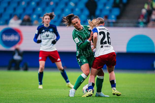 Google Pixel Womens Bundesliga Hamburger SV vs SV Werder Bremen, 21 02 2026 Maja Sternad SV Werder Bremen, 11 vs Jonna Wrede Hamburger SV, 26 Soccer, Google Pixel Womens Bundesliga, 19 Matchday Hamburger SV vs SV Werder Bremen on 21 02 2026 at Volksparkstadion, Hamburg DFB REGULATIONS PROHIBIT ANY USE OF PHOTOGRAPHS AS IMAGE SEQUENCES AND OR QUASI VIDEO Copyright: xBEAUTIFULxSPORTS Tonhäuserx