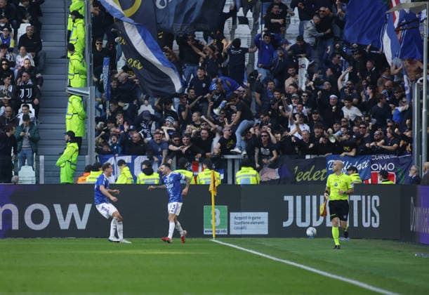 Mergim Vojvoda of Como 1907 and Lucas Da Cunha of Como 1907 celebrating with fans after Maxence Caqueret of Como 1907 scored a goal during the Italian Serie A, 2025 2026 season, football match between Juventus FC and Como 1907 on 21 February 2026 at Allianz Stadium, Turin, Italy. Photo Nderim Kaceli  Copyright: xNderimxKaceli IPAxSportx xipa-agency.netx xx IPA_71822928 IPA_Agency_IPA71822928