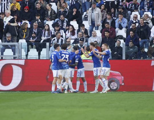 Maxence Caqueret of Como 1907 celebrating with team mates after a goal during the Italian Serie A, 2025 2026 season, football match between Juventus FC and Como 1907 on 21 February 2026 at Allianz Stadium, Turin, Italy. Photo Nderim Kaceli  Copyright: xNderimxKaceli IPAxSportx xipa-agency.netx xx IPA_71822945 IPA_Agency_IPA71822945