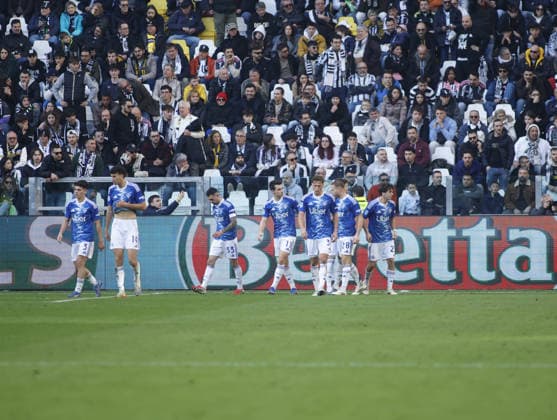 Maxence Caqueret of Como 1907 celebrating with team mates after a goal during the Italian Serie A, 2025 2026 season, football match between Juventus FC and Como 1907 on 21 February 2026 at Allianz Stadium, Turin, Italy. Photo Nderim Kaceli  Copyright: xNderimxKaceli IPAxSportx xipa-agency.netx xx IPA_71822948 IPA_Agency_IPA71822948