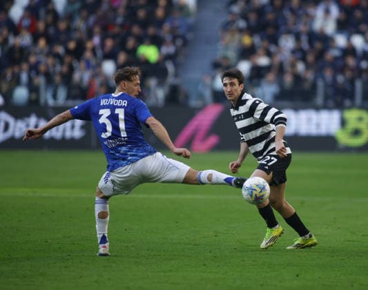 Andrea Cambiaso of Juventus FC and Mergim Vojvoda of Como 1907 during the Italian Serie A, 2025 2026 season, football match between Juventus FC and Como 1907 on 21 February 2026 at Allianz Stadium, Turin, Italy. Photo Nderim Kaceli  Copyright: xNderimxKaceli IPAxSportx xipa-agency.netx xx IPA_71823075 IPA_Agency_IPA71823075