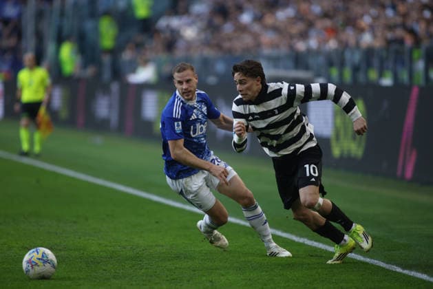 Kenan Yildiz of Juventus FC andIvan Smolcic of Como 1907 during the Italian Serie A, 2025 2026 season, football match between Juventus FC and Como 1907 on 21 February 2026 at Allianz Stadium, Turin, Italy. Photo Nderim Kaceli  Copyright: xNderimxKaceli IPAxSportx xipa-agency.netx xx IPA_71823080 IPA_Agency_IPA71823080
