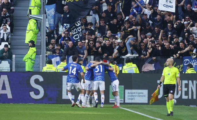 Maxence Caqueret of Como 1907 celebrating with team mates after a goal during the Italian Serie A, 2025 2026 season, football match between Juventus FC and Como 1907 on 21 February 2026 at Allianz Stadium, Turin, Italy. Photo Nderim Kaceli  Copyright: xNderimxKaceli IPAxSportx xipa-agency.netx xx IPA_71822930 IPA_Agency_IPA71822930