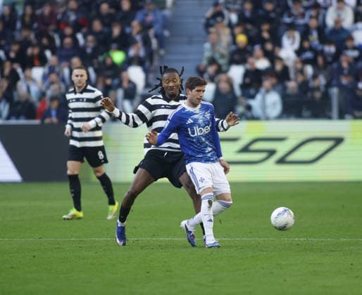 Alex Valle of Como 1907 and Khephren Thuram of Juventus FC during the Italian Serie A, 2025 2026 season, football match between Juventus FC and Como 1907 on 21 February 2026 at Allianz Stadium, Turin, Italy. Photo Nderim Kaceli  Copyright: xNderimxKaceli IPAxSportx xipa-agency.netx xx IPA_71823155 IPA_Agency_IPA71823155