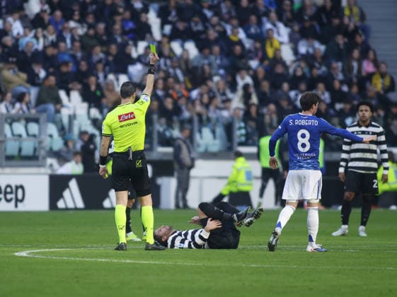 Referee showing a yellow card to Manuel Locatelli of Juventus FC during the Italian Serie A, 2025 2026 season, football match between Juventus FC and Como 1907 on 21 February 2026 at Allianz Stadium, Turin, Italy. Photo Nderim Kaceli  Copyright: xNderimxKaceli IPAxSportx xipa-agency.netx xx IPA_71823163 IPA_Agency_IPA71823163