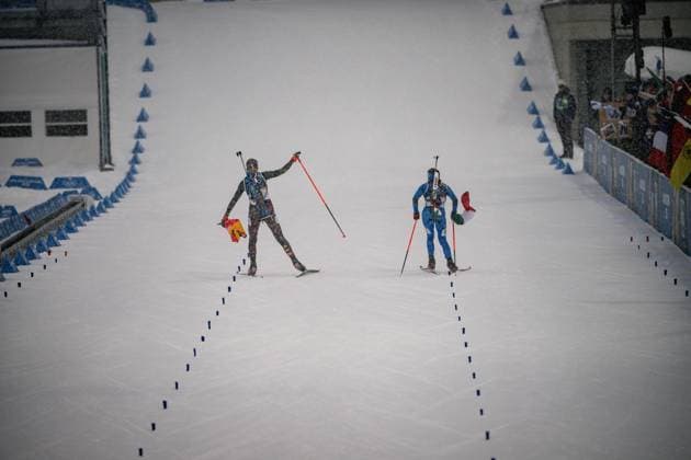 12,5-km-Massenstart der Frauen im Biathlon bei den Olympischen Winterspielen Milano Cortina 2026 in der Südtirol Arena, Antholz-Anterselva, Italien, am 21. Februar 2026. Océane Michelon of France celebrates with the French flag at the finish line after winning the gold medal in the Women s 12.5 km Mass Start biathlon event at the Olympic Winter games, Winterspiele,Spiele, Summer games Milano Cortina 2026 at the Südtirol Arena, Antholz-Anterselva, Italy, on February 21, 2026. *** Women s 12.5 km Mass Start biathlon event at the Olympic Winter Games Milano Cortina 2026 at the Südtirol Arena, Antholz Anterselva, Italy, on February 21, 2026 Océane Michelon of France celebrates with the French flag at the finish line after winning the gold medal in the Women s 12 5 km Mass Start biathlon event at the Olympic Winter Games Milano Cortina 2026 at the Südtirol Arena, Antholz Anterselva, Italy, on February 21, 2026 Copyright: HMBxMedia MarcxNiemeyer
