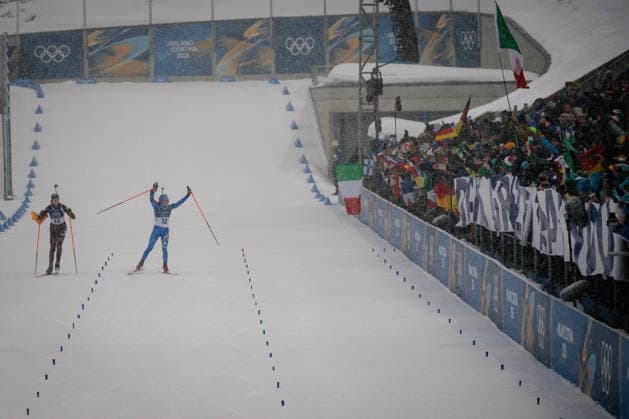Franziska Preuss (GER) und Dorothea Wierer (ITA), 12,5-km-Massenstart der Frauen im Biathlon bei den Olympischen Winterspielen Milano Cortina 2026 in der Südtirol Arena, Antholz-Anterselva, Italien, am 21. Februar 2026. Océane Michelon of France celebrates with the French flag at the finish line after winning the gold medal in the Women s 12.5 km Mass Start biathlon event at the Olympic Winter games, Winterspiele,Spiele, Summer games Milano Cortina 2026 at the Südtirol Arena, Antholz-Anterselva, Italy, on February 21, 2026. *** Franziska Preuss GER and Dorothea Wierer ITA , Women s 12.5 km Mass Start biathlon event at the Olympic Winter Games Milano Cortina 2026 at the Südtirol Arena, Antholz Anterselva, Italy, on February 21, 2026 Océane Michelon of France celebrates with the French flag at the finish line after winning the gold medal in the Women s 12 5 km Mass Start biathlon event at the Olympic Winter Games Milano Cortina 2026 at the Südtirol Arena, Antholz Anterselva, Italy, on February 21, 2026 Copyright: HMBxMedia MarcxNiemeyer