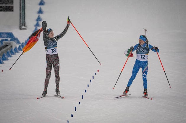 Franziska Preuss (GER) und Dorothea Wierer (ITA), 12,5-km-Massenstart der Frauen im Biathlon bei den Olympischen Winterspielen Milano Cortina 2026 in der Südtirol Arena, Antholz-Anterselva, Italien, am 21. Februar 2026. Océane Michelon of France celebrates with the French flag at the finish line after winning the gold medal in the Women s 12.5 km Mass Start biathlon event at the Olympic Winter games, Winterspiele,Spiele, Summer games Milano Cortina 2026 at the Südtirol Arena, Antholz-Anterselva, Italy, on February 21, 2026. *** Franziska Preuss GER and Dorothea Wierer ITA , Women s 12.5 km Mass Start biathlon event at the Olympic Winter Games Milano Cortina 2026 at the Südtirol Arena, Antholz Anterselva, Italy, on February 21, 2026 Océane Michelon of France celebrates with the French flag at the finish line after winning the gold medal in the Women s 12 5 km Mass Start biathlon event at the Olympic Winter Games Milano Cortina 2026 at the Südtirol Arena, Antholz Anterselva, Italy, on February 21, 2026 Copyright: HMBxMedia MarcxNiemeyer