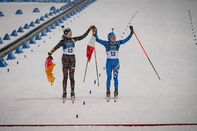 Franziska Preuss (GER) und Dorothea Wierer (ITA), 12,5-km-Massenstart der Frauen im Biathlon bei den Olympischen Winterspielen Milano Cortina 2026 in der Südtirol Arena, Antholz-Anterselva, Italien, am 21. Februar 2026. Océane Michelon of France celebrates with the French flag at the finish line after winning the gold medal in the Women s 12.5 km Mass Start biathlon event at the Olympic Winter games, Winterspiele,Spiele, Summer games Milano Cortina 2026 at the Südtirol Arena, Antholz-Anterselva, Italy, on February 21, 2026. *** Franziska Preuss GER and Dorothea Wierer ITA , Women s 12.5 km Mass Start biathlon event at the Olympic Winter Games Milano Cortina 2026 at the Südtirol Arena, Antholz Anterselva, Italy, on February 21, 2026 Océane Michelon of France celebrates with the French flag at the finish line after winning the gold medal in the Women s 12 5 km Mass Start biathlon event at the Olympic Winter Games Milano Cortina 2026 at the Südtirol Arena, Antholz Anterselva, Italy, on February 21, 2026 Copyright: HMBxMedia MarcxNiemeyer