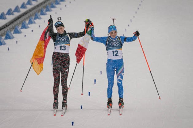 Franziska Preuss (GER) und Dorothea Wierer (ITA), 12,5-km-Massenstart der Frauen im Biathlon bei den Olympischen Winterspielen Milano Cortina 2026 in der Südtirol Arena, Antholz-Anterselva, Italien, am 21. Februar 2026. Océane Michelon of France celebrates with the French flag at the finish line after winning the gold medal in the Women s 12.5 km Mass Start biathlon event at the Olympic Winter games, Winterspiele,Spiele, Summer games Milano Cortina 2026 at the Südtirol Arena, Antholz-Anterselva, Italy, on February 21, 2026. *** Franziska Preuss GER and Dorothea Wierer ITA , Women s 12.5 km Mass Start biathlon event at the Olympic Winter Games Milano Cortina 2026 at the Südtirol Arena, Antholz Anterselva, Italy, on February 21, 2026 Océane Michelon of France celebrates with the French flag at the finish line after winning the gold medal in the Women s 12 5 km Mass Start biathlon event at the Olympic Winter Games Milano Cortina 2026 at the Südtirol Arena, Antholz Anterselva, Italy, on February 21, 2026 Copyright: HMBxMedia MarcxNiemeyer