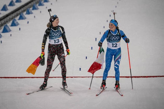 Franziska Preuss (GER) und Dorothea Wierer (ITA), 12,5-km-Massenstart der Frauen im Biathlon bei den Olympischen Winterspielen Milano Cortina 2026 in der Südtirol Arena, Antholz-Anterselva, Italien, am 21. Februar 2026. Océane Michelon of France celebrates with the French flag at the finish line after winning the gold medal in the Women s 12.5 km Mass Start biathlon event at the Olympic Winter games, Winterspiele,Spiele, Summer games Milano Cortina 2026 at the Südtirol Arena, Antholz-Anterselva, Italy, on February 21, 2026. *** Franziska Preuss GER and Dorothea Wierer ITA , Women s 12.5 km Mass Start biathlon event at the Olympic Winter Games Milano Cortina 2026 at the Südtirol Arena, Antholz Anterselva, Italy, on February 21, 2026 Océane Michelon of France celebrates with the French flag at the finish line after winning the gold medal in the Women s 12 5 km Mass Start biathlon event at the Olympic Winter Games Milano Cortina 2026 at the Südtirol Arena, Antholz Anterselva, Italy, on February 21, 2026 Copyright: HMBxMedia MarcxNiemeyer