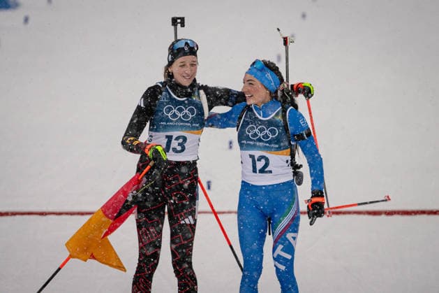 Franziska Preuss (GER) und Dorothea Wierer (ITA), 12,5-km-Massenstart der Frauen im Biathlon bei den Olympischen Winterspielen Milano Cortina 2026 in der Südtirol Arena, Antholz-Anterselva, Italien, am 21. Februar 2026. Océane Michelon of France celebrates with the French flag at the finish line after winning the gold medal in the Women s 12.5 km Mass Start biathlon event at the Olympic Winter games, Winterspiele,Spiele, Summer games Milano Cortina 2026 at the Südtirol Arena, Antholz-Anterselva, Italy, on February 21, 2026. *** Franziska Preuss GER and Dorothea Wierer ITA , Women s 12.5 km Mass Start biathlon event at the Olympic Winter Games Milano Cortina 2026 at the Südtirol Arena, Antholz Anterselva, Italy, on February 21, 2026 Océane Michelon of France celebrates with the French flag at the finish line after winning the gold medal in the Women s 12 5 km Mass Start biathlon event at the Olympic Winter Games Milano Cortina 2026 at the Südtirol Arena, Antholz Anterselva, Italy, on February 21, 2026 Copyright: HMBxMedia MarcxNiemeyer