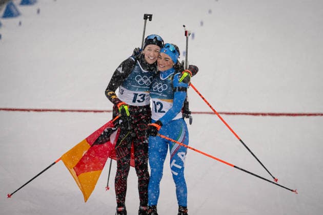 Franziska Preuss (GER) und Dorothea Wierer (ITA), 12,5-km-Massenstart der Frauen im Biathlon bei den Olympischen Winterspielen Milano Cortina 2026 in der Südtirol Arena, Antholz-Anterselva, Italien, am 21. Februar 2026. Océane Michelon of France celebrates with the French flag at the finish line after winning the gold medal in the Women s 12.5 km Mass Start biathlon event at the Olympic Winter games, Winterspiele,Spiele, Summer games Milano Cortina 2026 at the Südtirol Arena, Antholz-Anterselva, Italy, on February 21, 2026. *** Franziska Preuss GER and Dorothea Wierer ITA , Women s 12.5 km Mass Start biathlon event at the Olympic Winter Games Milano Cortina 2026 at the Südtirol Arena, Antholz Anterselva, Italy, on February 21, 2026 Océane Michelon of France celebrates with the French flag at the finish line after winning the gold medal in the Women s 12 5 km Mass Start biathlon event at the Olympic Winter Games Milano Cortina 2026 at the Südtirol Arena, Antholz Anterselva, Italy, on February 21, 2026 Copyright: HMBxMedia MarcxNiemeyer