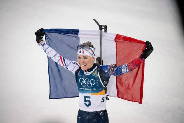 Océane Michelon (FRA) jubelt im Ziel mit der französischen Fahne nach ihrem Goldmedaillengewinn beim 12,5-km-Massenstart der Frauen im Biathlon bei den Olympischen Winterspielen Milano Cortina 2026 in der Südtirol Arena, Antholz-Anterselva, Italien, am 21. Februar 2026. Océane Michelon of France celebrates with the French flag at the finish line after winning the gold medal in the Women s 12.5 km Mass Start biathlon event at the Olympic Winter games, Winterspiele,Spiele, Summer games Milano Cortina 2026 at the Südtirol Arena, Antholz-Anterselva, Italy, on February 21, 2026. *** Océane Michelon FRA celebrates with the French flag after winning the gold medal in the Women s 12.5 km Mass Start biathlon event at the Olympic Winter Games Milano Cortina 2026 in the Südtirol Arena, Antholz Anterselva, Italy, on February 21, 2026 Océane Michelon of France celebrates with the French flag at the finish line after winning the gold medal in the Women s 12 5 km Mass Start biathlon event at the Olympic Winter Games Milano Cortina 2026 at the Südtirol Arena, Antholz Anterselva, Italy, on February 21, 2026 Copyright: HMBxMedia MarcxNiemeyer