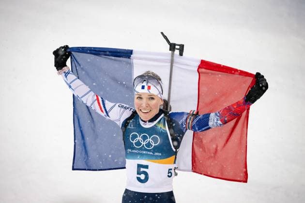 Océane Michelon (FRA) jubelt im Ziel mit der französischen Fahne nach ihrem Goldmedaillengewinn beim 12,5-km-Massenstart der Frauen im Biathlon bei den Olympischen Winterspielen Milano Cortina 2026 in der Südtirol Arena, Antholz-Anterselva, Italien, am 21. Februar 2026. Océane Michelon of France celebrates with the French flag at the finish line after winning the gold medal in the Women s 12.5 km Mass Start biathlon event at the Olympic Winter games, Winterspiele,Spiele, Summer games Milano Cortina 2026 at the Südtirol Arena, Antholz-Anterselva, Italy, on February 21, 2026. *** Océane Michelon FRA celebrates with the French flag after winning the gold medal in the Women s 12.5 km Mass Start biathlon event at the Olympic Winter Games Milano Cortina 2026 in the Südtirol Arena, Antholz Anterselva, Italy, on February 21, 2026 Océane Michelon of France celebrates with the French flag at the finish line after winning the gold medal in the Women s 12 5 km Mass Start biathlon event at the Olympic Winter Games Milano Cortina 2026 at the Südtirol Arena, Antholz Anterselva, Italy, on February 21, 2026 Copyright: HMBxMedia MarcxNiemeyer