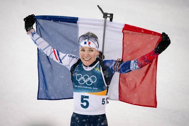 Océane Michelon (FRA) jubelt im Ziel mit der französischen Fahne nach ihrem Goldmedaillengewinn beim 12,5-km-Massenstart der Frauen im Biathlon bei den Olympischen Winterspielen Milano Cortina 2026 in der Südtirol Arena, Antholz-Anterselva, Italien, am 21. Februar 2026. Océane Michelon of France celebrates with the French flag at the finish line after winning the gold medal in the Women s 12.5 km Mass Start biathlon event at the Olympic Winter games, Winterspiele,Spiele, Summer games Milano Cortina 2026 at the Südtirol Arena, Antholz-Anterselva, Italy, on February 21, 2026. *** Océane Michelon FRA celebrates with the French flag after winning the gold medal in the Women s 12.5 km Mass Start biathlon event at the Olympic Winter Games Milano Cortina 2026 in the Südtirol Arena, Antholz Anterselva, Italy, on February 21, 2026 Océane Michelon of France celebrates with the French flag at the finish line after winning the gold medal in the Women s 12 5 km Mass Start biathlon event at the Olympic Winter Games Milano Cortina 2026 at the Südtirol Arena, Antholz Anterselva, Italy, on February 21, 2026 Copyright: HMBxMedia MarcxNiemeyer