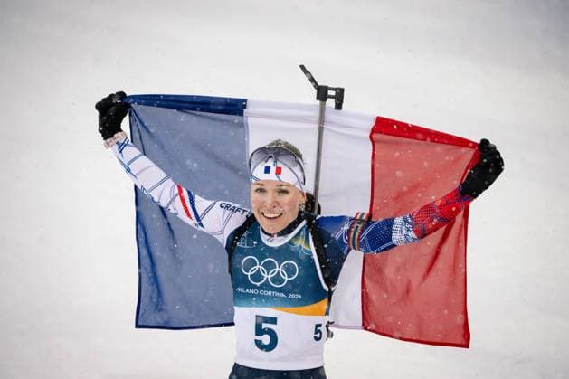 Océane Michelon (FRA) jubelt im Ziel mit der französischen Fahne nach ihrem Goldmedaillengewinn beim 12,5-km-Massenstart der Frauen im Biathlon bei den Olympischen Winterspielen Milano Cortina 2026 in der Südtirol Arena, Antholz-Anterselva, Italien, am 21. Februar 2026. Océane Michelon of France celebrates with the French flag at the finish line after winning the gold medal in the Women s 12.5 km Mass Start biathlon event at the Olympic Winter games, Winterspiele,Spiele, Summer games Milano Cortina 2026 at the Südtirol Arena, Antholz-Anterselva, Italy, on February 21, 2026. *** Océane Michelon FRA celebrates with the French flag after winning the gold medal in the Women s 12.5 km Mass Start biathlon event at the Olympic Winter Games Milano Cortina 2026 in the Südtirol Arena, Antholz Anterselva, Italy, on February 21, 2026 Océane Michelon of France celebrates with the French flag at the finish line after winning the gold medal in the Women s 12 5 km Mass Start biathlon event at the Olympic Winter Games Milano Cortina 2026 at the Südtirol Arena, Antholz Anterselva, Italy, on February 21, 2026 Copyright: HMBxMedia MarcxNiemeyer
