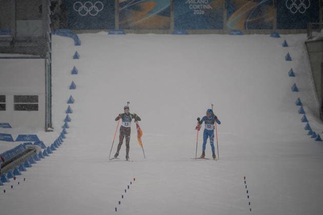 Franziska Preuss (GER) und Dorothea Wierer (ITA), 12,5-km-Massenstart der Frauen im Biathlon bei den Olympischen Winterspielen Milano Cortina 2026 in der Südtirol Arena, Antholz-Anterselva, Italien, am 21. Februar 2026. Océane Michelon of France celebrates with the French flag at the finish line after winning the gold medal in the Women s 12.5 km Mass Start biathlon event at the Olympic Winter games, Winterspiele,Spiele, Summer games Milano Cortina 2026 at the Südtirol Arena, Antholz-Anterselva, Italy, on February 21, 2026. *** Franziska Preuss GER and Dorothea Wierer ITA , Women s 12.5 km Mass Start biathlon event at the Olympic Winter Games Milano Cortina 2026 at the Südtirol Arena, Antholz Anterselva, Italy, on February 21, 2026 Océane Michelon of France celebrates with the French flag at the finish line after winning the gold medal in the Women s 12 5 km Mass Start biathlon event at the Olympic Winter Games Milano Cortina 2026 at the Südtirol Arena, Antholz Anterselva, Italy, on February 21, 2026 Copyright: HMBxMedia MarcxNiemeyer