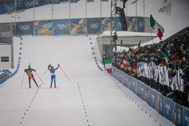 Franziska Preuss (GER) und Dorothea Wierer (ITA), 12,5-km-Massenstart der Frauen im Biathlon bei den Olympischen Winterspielen Milano Cortina 2026 in der Südtirol Arena, Antholz-Anterselva, Italien, am 21. Februar 2026. Océane Michelon of France celebrates with the French flag at the finish line after winning the gold medal in the Women s 12.5 km Mass Start biathlon event at the Olympic Winter games, Winterspiele,Spiele, Summer games Milano Cortina 2026 at the Südtirol Arena, Antholz-Anterselva, Italy, on February 21, 2026. *** Franziska Preuss GER and Dorothea Wierer ITA , Women s 12.5 km Mass Start biathlon event at the Olympic Winter Games Milano Cortina 2026 at the Südtirol Arena, Antholz Anterselva, Italy, on February 21, 2026 Océane Michelon of France celebrates with the French flag at the finish line after winning the gold medal in the Women s 12 5 km Mass Start biathlon event at the Olympic Winter Games Milano Cortina 2026 at the Südtirol Arena, Antholz Anterselva, Italy, on February 21, 2026 Copyright: HMBxMedia MarcxNiemeyer