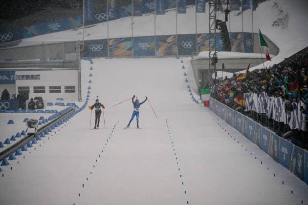 Franziska Preuss (GER) und Dorothea Wierer (ITA), 12,5-km-Massenstart der Frauen im Biathlon bei den Olympischen Winterspielen Milano Cortina 2026 in der Südtirol Arena, Antholz-Anterselva, Italien, am 21. Februar 2026. Océane Michelon of France celebrates with the French flag at the finish line after winning the gold medal in the Women s 12.5 km Mass Start biathlon event at the Olympic Winter games, Winterspiele,Spiele, Summer games Milano Cortina 2026 at the Südtirol Arena, Antholz-Anterselva, Italy, on February 21, 2026. *** Franziska Preuss GER and Dorothea Wierer ITA , Women s 12.5 km Mass Start biathlon event at the Olympic Winter Games Milano Cortina 2026 at the Südtirol Arena, Antholz Anterselva, Italy, on February 21, 2026 Océane Michelon of France celebrates with the French flag at the finish line after winning the gold medal in the Women s 12 5 km Mass Start biathlon event at the Olympic Winter Games Milano Cortina 2026 at the Südtirol Arena, Antholz Anterselva, Italy, on February 21, 2026 Copyright: HMBxMedia MarcxNiemeyer