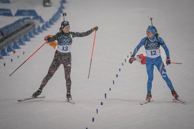 Franziska Preuss (GER) und Dorothea Wierer (ITA), 12,5-km-Massenstart der Frauen im Biathlon bei den Olympischen Winterspielen Milano Cortina 2026 in der Südtirol Arena, Antholz-Anterselva, Italien, am 21. Februar 2026. Océane Michelon of France celebrates with the French flag at the finish line after winning the gold medal in the Women s 12.5 km Mass Start biathlon event at the Olympic Winter games, Winterspiele,Spiele, Summer games Milano Cortina 2026 at the Südtirol Arena, Antholz-Anterselva, Italy, on February 21, 2026. *** Franziska Preuss GER and Dorothea Wierer ITA , Women s 12.5 km Mass Start biathlon event at the Olympic Winter Games Milano Cortina 2026 at the Südtirol Arena, Antholz Anterselva, Italy, on February 21, 2026 Océane Michelon of France celebrates with the French flag at the finish line after winning the gold medal in the Women s 12 5 km Mass Start biathlon event at the Olympic Winter Games Milano Cortina 2026 at the Südtirol Arena, Antholz Anterselva, Italy, on February 21, 2026 Copyright: HMBxMedia MarcxNiemeyer