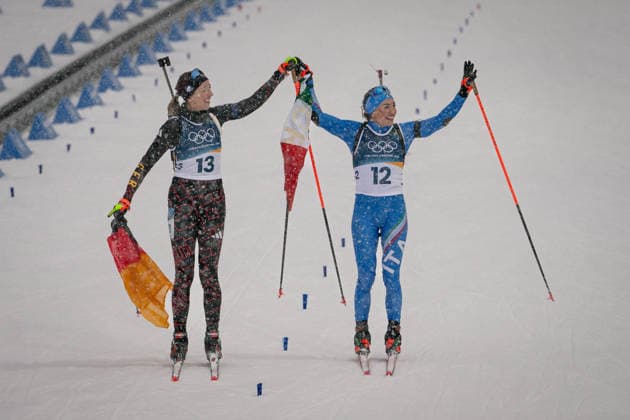 Franziska Preuss (GER) und Dorothea Wierer (ITA), 12,5-km-Massenstart der Frauen im Biathlon bei den Olympischen Winterspielen Milano Cortina 2026 in der Südtirol Arena, Antholz-Anterselva, Italien, am 21. Februar 2026. Océane Michelon of France celebrates with the French flag at the finish line after winning the gold medal in the Women s 12.5 km Mass Start biathlon event at the Olympic Winter games, Winterspiele,Spiele, Summer games Milano Cortina 2026 at the Südtirol Arena, Antholz-Anterselva, Italy, on February 21, 2026. *** Franziska Preuss GER and Dorothea Wierer ITA , Women s 12.5 km Mass Start biathlon event at the Olympic Winter Games Milano Cortina 2026 at the Südtirol Arena, Antholz Anterselva, Italy, on February 21, 2026 Océane Michelon of France celebrates with the French flag at the finish line after winning the gold medal in the Women s 12 5 km Mass Start biathlon event at the Olympic Winter Games Milano Cortina 2026 at the Südtirol Arena, Antholz Anterselva, Italy, on February 21, 2026 Copyright: HMBxMedia MarcxNiemeyer