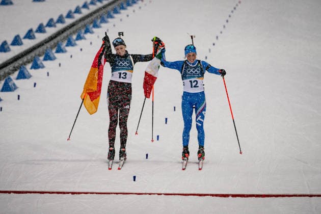 Franziska Preuss (GER) und Dorothea Wierer (ITA), 12,5-km-Massenstart der Frauen im Biathlon bei den Olympischen Winterspielen Milano Cortina 2026 in der Südtirol Arena, Antholz-Anterselva, Italien, am 21. Februar 2026. Océane Michelon of France celebrates with the French flag at the finish line after winning the gold medal in the Women s 12.5 km Mass Start biathlon event at the Olympic Winter games, Winterspiele,Spiele, Summer games Milano Cortina 2026 at the Südtirol Arena, Antholz-Anterselva, Italy, on February 21, 2026. *** Franziska Preuss GER and Dorothea Wierer ITA , Women s 12.5 km Mass Start biathlon event at the Olympic Winter Games Milano Cortina 2026 at the Südtirol Arena, Antholz Anterselva, Italy, on February 21, 2026 Océane Michelon of France celebrates with the French flag at the finish line after winning the gold medal in the Women s 12 5 km Mass Start biathlon event at the Olympic Winter Games Milano Cortina 2026 at the Südtirol Arena, Antholz Anterselva, Italy, on February 21, 2026 Copyright: HMBxMedia MarcxNiemeyer