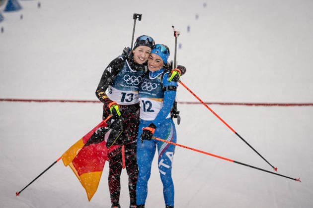 Franziska Preuss (GER) und Dorothea Wierer (ITA), 12,5-km-Massenstart der Frauen im Biathlon bei den Olympischen Winterspielen Milano Cortina 2026 in der Südtirol Arena, Antholz-Anterselva, Italien, am 21. Februar 2026. Océane Michelon of France celebrates with the French flag at the finish line after winning the gold medal in the Women s 12.5 km Mass Start biathlon event at the Olympic Winter games, Winterspiele,Spiele, Summer games Milano Cortina 2026 at the Südtirol Arena, Antholz-Anterselva, Italy, on February 21, 2026. *** Franziska Preuss GER and Dorothea Wierer ITA , Women s 12.5 km Mass Start biathlon event at the Olympic Winter Games Milano Cortina 2026 at the Südtirol Arena, Antholz Anterselva, Italy, on February 21, 2026 Océane Michelon of France celebrates with the French flag at the finish line after winning the gold medal in the Women s 12 5 km Mass Start biathlon event at the Olympic Winter Games Milano Cortina 2026 at the Südtirol Arena, Antholz Anterselva, Italy, on February 21, 2026 Copyright: HMBxMedia MarcxNiemeyer