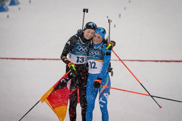Franziska Preuss (GER) und Dorothea Wierer (ITA), 12,5-km-Massenstart der Frauen im Biathlon bei den Olympischen Winterspielen Milano Cortina 2026 in der Südtirol Arena, Antholz-Anterselva, Italien, am 21. Februar 2026. Océane Michelon of France celebrates with the French flag at the finish line after winning the gold medal in the Women s 12.5 km Mass Start biathlon event at the Olympic Winter games, Winterspiele,Spiele, Summer games Milano Cortina 2026 at the Südtirol Arena, Antholz-Anterselva, Italy, on February 21, 2026. *** Franziska Preuss GER and Dorothea Wierer ITA , Women s 12.5 km Mass Start biathlon event at the Olympic Winter Games Milano Cortina 2026 at the Südtirol Arena, Antholz Anterselva, Italy, on February 21, 2026 Océane Michelon of France celebrates with the French flag at the finish line after winning the gold medal in the Women s 12 5 km Mass Start biathlon event at the Olympic Winter Games Milano Cortina 2026 at the Südtirol Arena, Antholz Anterselva, Italy, on February 21, 2026 Copyright: HMBxMedia MarcxNiemeyer