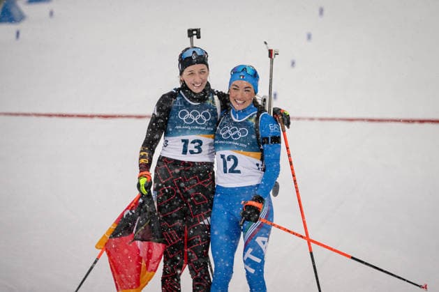 Franziska Preuss (GER) und Dorothea Wierer (ITA), 12,5-km-Massenstart der Frauen im Biathlon bei den Olympischen Winterspielen Milano Cortina 2026 in der Südtirol Arena, Antholz-Anterselva, Italien, am 21. Februar 2026. Océane Michelon of France celebrates with the French flag at the finish line after winning the gold medal in the Women s 12.5 km Mass Start biathlon event at the Olympic Winter games, Winterspiele,Spiele, Summer games Milano Cortina 2026 at the Südtirol Arena, Antholz-Anterselva, Italy, on February 21, 2026. *** Franziska Preuss GER and Dorothea Wierer ITA , Women s 12.5 km Mass Start biathlon event at the Olympic Winter Games Milano Cortina 2026 at the Südtirol Arena, Antholz Anterselva, Italy, on February 21, 2026 Océane Michelon of France celebrates with the French flag at the finish line after winning the gold medal in the Women s 12 5 km Mass Start biathlon event at the Olympic Winter Games Milano Cortina 2026 at the Südtirol Arena, Antholz Anterselva, Italy, on February 21, 2026 Copyright: HMBxMedia MarcxNiemeyer