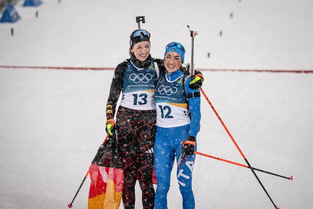 Franziska Preuss (GER) und Dorothea Wierer (ITA), 12,5-km-Massenstart der Frauen im Biathlon bei den Olympischen Winterspielen Milano Cortina 2026 in der Südtirol Arena, Antholz-Anterselva, Italien, am 21. Februar 2026. Océane Michelon of France celebrates with the French flag at the finish line after winning the gold medal in the Women s 12.5 km Mass Start biathlon event at the Olympic Winter games, Winterspiele,Spiele, Summer games Milano Cortina 2026 at the Südtirol Arena, Antholz-Anterselva, Italy, on February 21, 2026. *** Franziska Preuss GER and Dorothea Wierer ITA , Women s 12.5 km Mass Start biathlon event at the Olympic Winter Games Milano Cortina 2026 at the Südtirol Arena, Antholz Anterselva, Italy, on February 21, 2026 Océane Michelon of France celebrates with the French flag at the finish line after winning the gold medal in the Women s 12 5 km Mass Start biathlon event at the Olympic Winter Games Milano Cortina 2026 at the Südtirol Arena, Antholz Anterselva, Italy, on February 21, 2026 Copyright: HMBxMedia MarcxNiemeyer