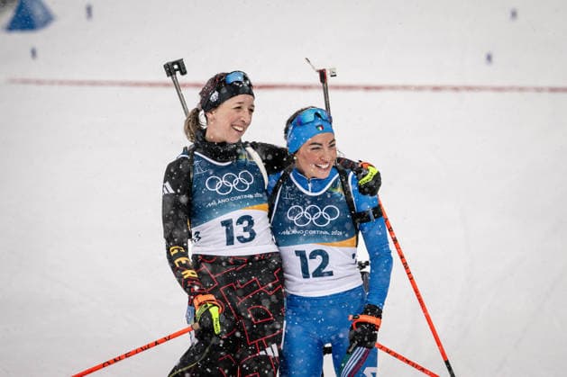Franziska Preuss (GER) und Dorothea Wierer (ITA), 12,5-km-Massenstart der Frauen im Biathlon bei den Olympischen Winterspielen Milano Cortina 2026 in der Südtirol Arena, Antholz-Anterselva, Italien, am 21. Februar 2026. Océane Michelon of France celebrates with the French flag at the finish line after winning the gold medal in the Women s 12.5 km Mass Start biathlon event at the Olympic Winter games, Winterspiele,Spiele, Summer games Milano Cortina 2026 at the Südtirol Arena, Antholz-Anterselva, Italy, on February 21, 2026. *** Franziska Preuss GER and Dorothea Wierer ITA , Women s 12.5 km Mass Start biathlon event at the Olympic Winter Games Milano Cortina 2026 at the Südtirol Arena, Antholz Anterselva, Italy, on February 21, 2026 Océane Michelon of France celebrates with the French flag at the finish line after winning the gold medal in the Women s 12 5 km Mass Start biathlon event at the Olympic Winter Games Milano Cortina 2026 at the Südtirol Arena, Antholz Anterselva, Italy, on February 21, 2026 Copyright: HMBxMedia MarcxNiemeyer