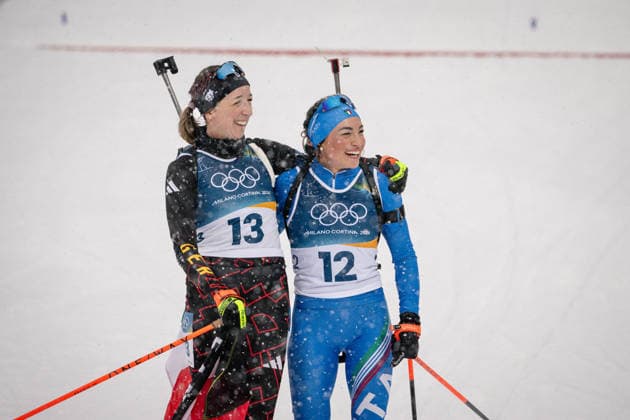 Franziska Preuss (GER) und Dorothea Wierer (ITA), 12,5-km-Massenstart der Frauen im Biathlon bei den Olympischen Winterspielen Milano Cortina 2026 in der Südtirol Arena, Antholz-Anterselva, Italien, am 21. Februar 2026. Océane Michelon of France celebrates with the French flag at the finish line after winning the gold medal in the Women s 12.5 km Mass Start biathlon event at the Olympic Winter games, Winterspiele,Spiele, Summer games Milano Cortina 2026 at the Südtirol Arena, Antholz-Anterselva, Italy, on February 21, 2026. *** Franziska Preuss GER and Dorothea Wierer ITA , Women s 12.5 km Mass Start biathlon event at the Olympic Winter Games Milano Cortina 2026 at the Südtirol Arena, Antholz Anterselva, Italy, on February 21, 2026 Océane Michelon of France celebrates with the French flag at the finish line after winning the gold medal in the Women s 12 5 km Mass Start biathlon event at the Olympic Winter Games Milano Cortina 2026 at the Südtirol Arena, Antholz Anterselva, Italy, on February 21, 2026 Copyright: HMBxMedia MarcxNiemeyer