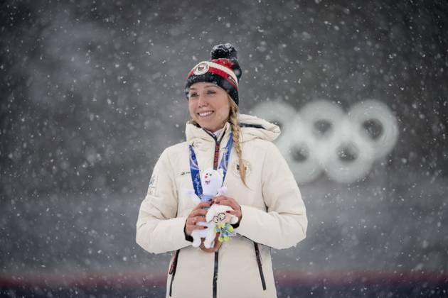 Tereza Voborníková (CZE) präsentiert ihre Bronzemedaille beim 12,5-km-Massenstart der Frauen im Biathlon bei den Olympischen Winterspielen Milano Cortina 2026 in der Südtirol Arena, Antholz-Anterselva, Italien, am 21. Februar 2026. Tereza Voborníková of Czechia presents her bronze medal in the Women s 12.5 km Mass Start biathlon event at the Olympic Winter games, Winterspiele,Spiele, Summer games Milano Cortina 2026 at the Südtirol Arena, Antholz-Anterselva, Italy, on February 21, 2026. *** Tereza Voborníková CZE presents her bronze medal in the Women s 12.5 km Mass Start biathlon event at the Olympic Winter Games Milano Cortina 2026 at the Südtirol Arena, Antholz Anterselva, Italy, on February 21, 2026 Tereza Voborníková of Czechia presents her bronze medal in the Women s 12 5 km Mass Start biathlon event at the Olympic Winter Games Milano Cortina 2026 at the Südtirol Arena, Antholz Anterselva, Italy, on February 21, 2026 Copyright: HMBxMedia MarcxNiemeyer