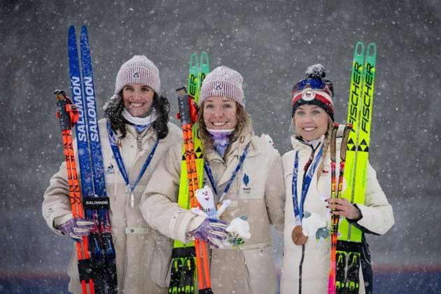 Die Medaillengewinnerinnen beim 12,5-km-Massenstart der Frauen im Biathlon präsentieren ihre Medaillen auf dem Podest bei den Olympischen Winterspielen Milano Cortina 2026 in der Südtirol Arena, Antholz-Anterselva, Italien, am 21. Februar 2026. V.l.: Julia Simon (FRA, Silber), Océane Michelon (FRA, Gold), Tereza Voborníková (CZE, Bronze). The medal winners of the Women s 12.5 km Mass Start biathlon event present their medals on the podium at the Olympic Winter games, Winterspiele,Spiele, Summer games Milano Cortina 2026 at the Südtirol Arena, Antholz-Anterselva, Italy, on February 21, 2026. L-r: Julia Simon (FRA, silver), Océane Michelon (FRA, gold), Tereza Voborníková (CZE, bronze). *** The medal winners of the Women s 12.5 km Mass Start biathlon event present their medals on the podium at the Olympic Winter Games Milano Cortina 2026 at the Südtirol Arena, Antholz Anterselva, Italy, February 21, 2026 V l Julia Simon FRA, Silver , Océane Michelon FRA, Gold , Tereza Voborníková CZE, Bronze The medal winners of the Women s 12 5 km Mass Start biathlon event present their medals on the podium at the Olympic Winter Games Milano Cortina 2026 at the Südtirol Arena, Antholz Anterselva, Italy, on February 21, 2026 L r Julia Simon FRA, silver , Océane Michelon FRA, gold , Tereza Voborníková CZE, bronze Copyright: HMBxMedia MarcxNiemeyer