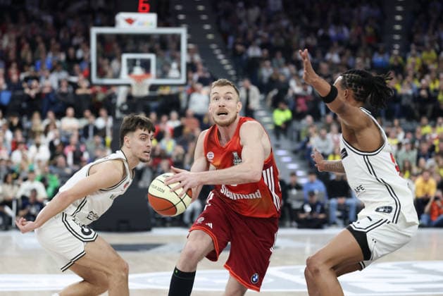 Niels Giffey FC Bayern Basketball, 05 with Zachary Ensminger BMA365 Bamberg Baskets, 01 and Cobe Williams BMA365 Bamberg Baskets, 24 , GER, FC Bayern Basketball vs BMA365 Bamberg Baskets, Basketball, BBL Cup, BMW TOP FOUR, semi-final, 2025 2026 season, 21 02 2026, GER, FC Bayern Basketball vs BMA365 Bamberg Baskets, Basketball, BBL Cup, BMW TOP FOUR, semi-final, 2025 2026 season, 21 02 2026 Munich Copyright: xEibner-Pressefoto JennixMaulx EP_JML