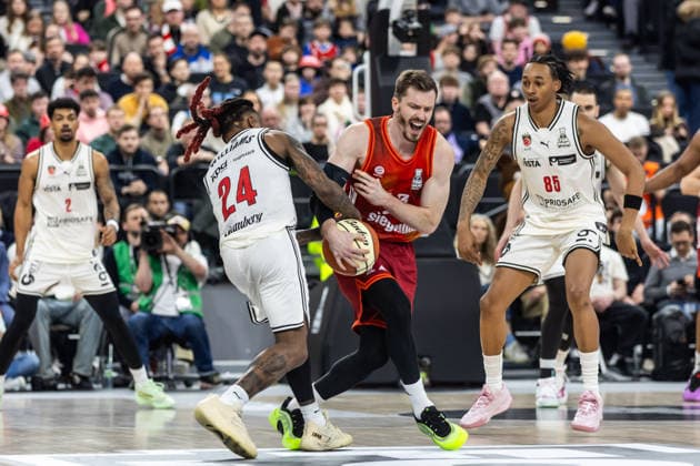 GER, BMW Top Four, Basketball BBL Pokal, semi-final, FC Bayern München Basketball BMA365 Bamberg Baskets 21 02 2026, SAP Garden, Munich, GER, BMW Top Four, Basketball BBL Pokal, semi-final, FC Bayern München Basketball BMA365 Bamberg Baskets Andreas Obst FC Bayern München Basketball 13 , Cobe Williams BMA365 Bamberg Baskets, 24 fighting for the ball Photo Alexander Trienitz Munich SAP Garden Bayern Germany