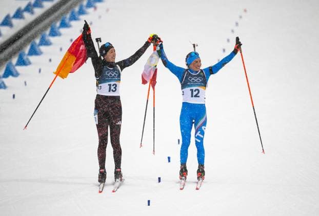 MILANO CORTINA 2026 - OLYMPISCHE WINTERSPIELE - ANTERSELVA - BIATHLON - 12,5KM MASSENSTART FRAUEN ** NUR FÜR REDAKTIONELLE ZWECKE ** EDITORIAL USE ONLY **<p>21 02 2026-Anterselva: Olympische Winterspiele Milano Cortina 2026 Biathlon Anterselva Biathlon Arena - Antholz Event: 12,5km Massenstart Frauen im Foto: Franziska Preuss 13 (GER) und Dorothea Wierer 12 (ITA), rechts, gehen zum Abschluss der Karriere auf eine gemeinsame Ehrenrunde. ( Italien Venetien Antholz Copyright: SaschaxFromm *** MILANO CORTINA 2026 OLYMPIC WINTER GAMES ANTERSELVA BIATHLON 12.5KM MASS START WOMEN FOR EDITORIAL PURPOSES ONLY EDITORIAL USE ONLY p 21 02 2026 Anterselva Olympic Winter Games Milano Cortina 2026 Biathlon Anterselva Biathlon Arena Antholz Event 12,5km mass start women in the photo Franziska Preuss 13 GER and Dorothea Wierer 12 ITA , right, go on a joint lap of honor at the end of their careers Italy Veneto Anterselva Copyright SaschaxFromm Copyright: SaschaxFromm doc84oa8tfrlxh188gdzceg ,EDITORIAL USE ONLY
