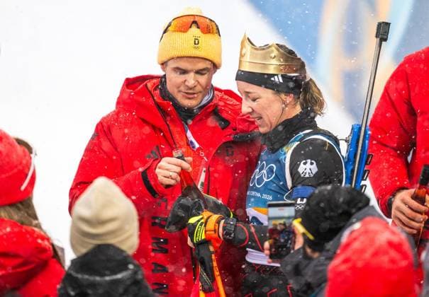 MILANO CORTINA 2026 - OLYMPISCHE WINTERSPIELE - ANTERSELVA - BIATHLON - 12,5KM MASSENSTART FRAUEN ** NUR FÜR REDAKTIONELLE ZWECKE ** EDITORIAL USE ONLY **<p>21 02 2026-Anterselva: Olympische Winterspiele Milano Cortina 2026 Biathlon Anterselva Biathlon Arena - Antholz Event: 12,5km Massenstart Frauen im Foto: Franziska Preuss 13 (GER) bekommt nach ihrem letzten Rennen ein Flasche Sekt vom Team-Mitglied Philipp Horn (GER) ( Italien Venetien Antholz Copyright: SaschaxFromm *** MILANO CORTINA 2026 OLYMPIC WINTER GAMES ANTERSELVA BIATHLON 12.5KM MASS START WOMEN FOR EDITORIAL PURPOSES ONLY p 21 02 2026 Anterselva Olympic Winter Games Milano Cortina 2026 Biathlon Anterselva Biathlon Arena Antholz Event 12,5km mass start women in the photo Franziska Preuss 13 GER receives a bottle of sparkling wine from team member Philipp Horn GER Italy Veneto Antholz Copyright SaschaxFromm Copyright: SaschaxFromm doc84oa9pjzznqejtgwhuu ,EDITORIAL USE ONLY
