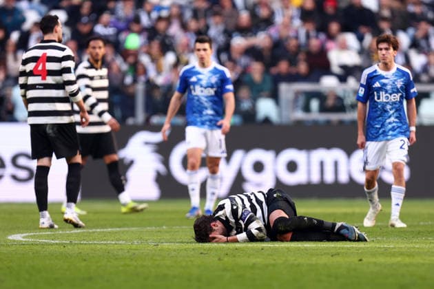 Juventus Fc - Como 1907 Manuel Locatelli of Juventus Fc lies on the ground during the Serie A match beetween Juventus Fc and Como 1907 at Allianz Stadium on February 21, 2026 in Turin, Italy . Torino Allianz Stadium Italy Copyright: xMarcoxCanonierox